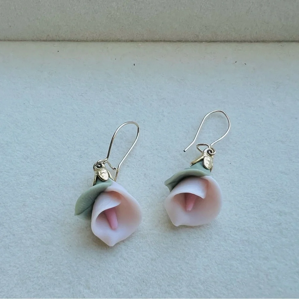 Vintage Porcelain Calla Lily Wire Earrings in Yellow Gold - Picture 8 of 9